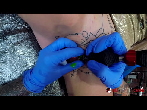 ❤️ Sully Savage, une chaudasse extrêmement tatouée, s'est fait tatouer le clitoris. ❤❌ Porno de qualité at fr.port-amurasso.ru ☑
